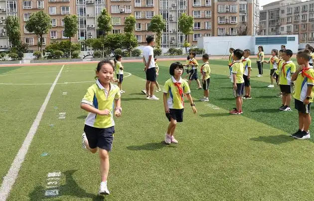 旨在让家长从孩子的视角体会教育进一步